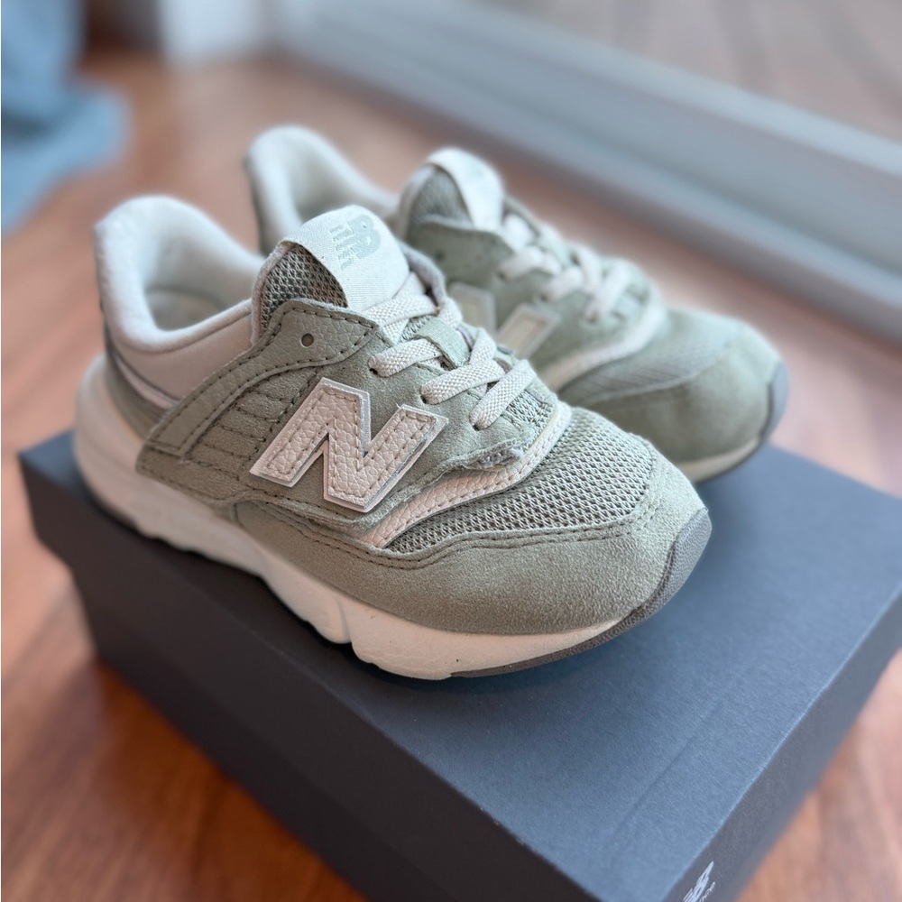 New Balance 997R Hook & Loop Toddler Olivine/ Linen Casual Sneakers
